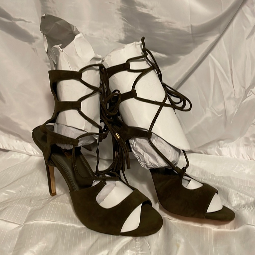 Sz 10 Jubilee Olive Heels